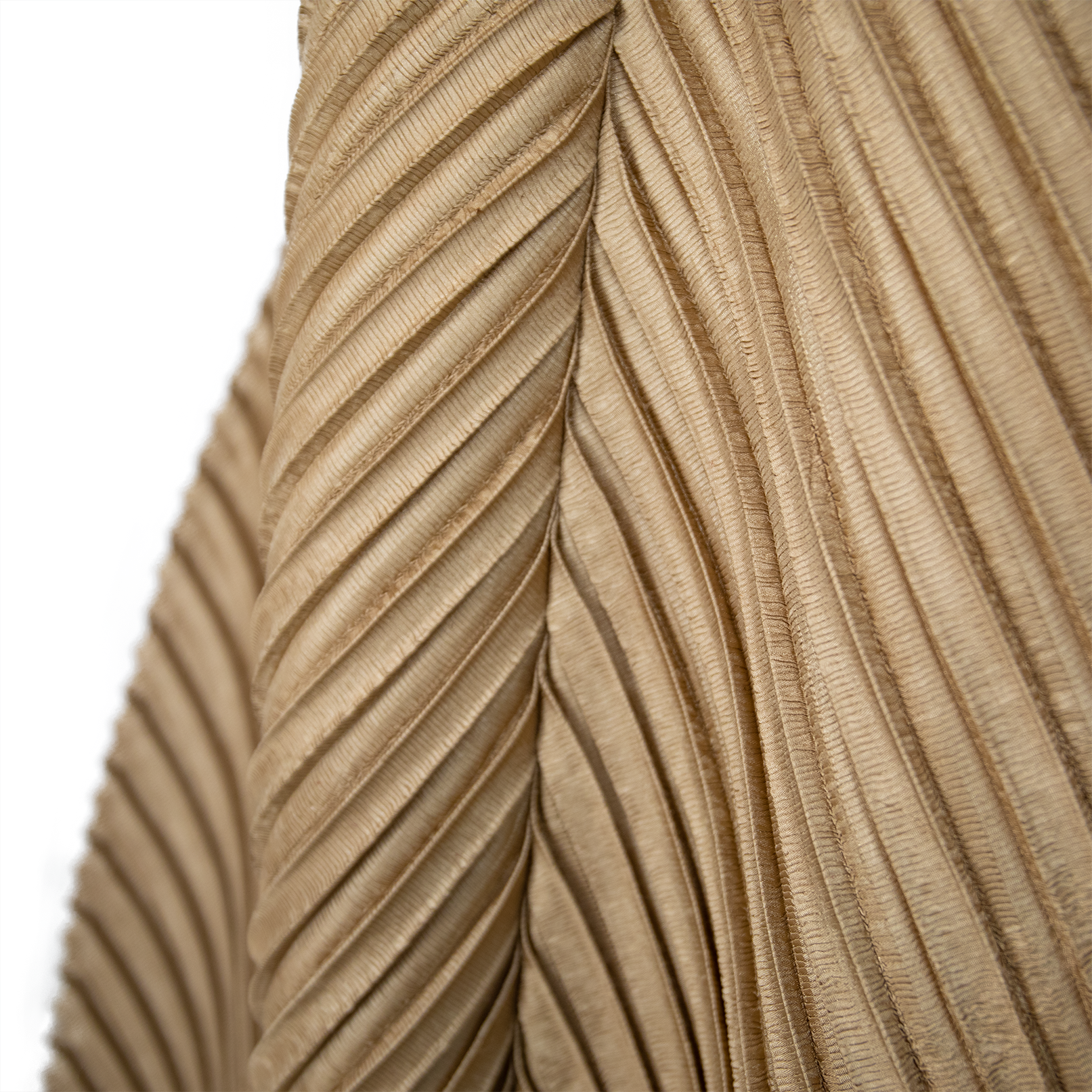 Diagonal strips pleated V-neck dress