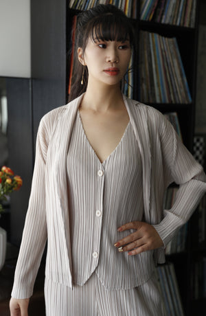 Pleated buttoned spring  jacket